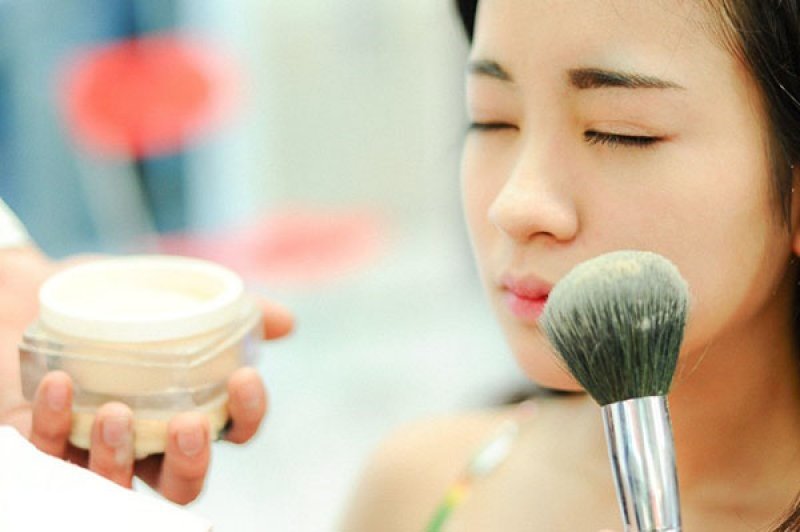 Hoàn thiện layout trang điểm với màu son ngọt ngào và chút phấn má hồng.