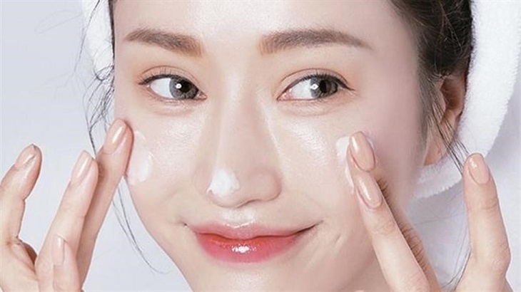 Mẹo giữ lớp makeup tươi tắn, lâu trôi suốt 8 giờ công sở