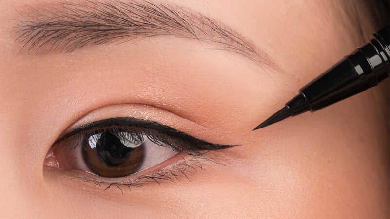 Dụng cụ cần chuẩn bị khi bắt đầu tập kẻ eyeliner