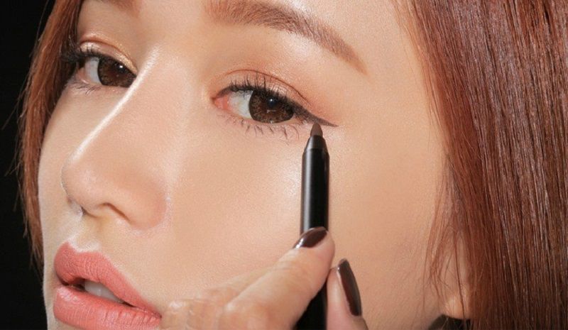 Hướng dẫn chi tiết cách kẻ eyeliner cho người mới đẹp tự nhiên