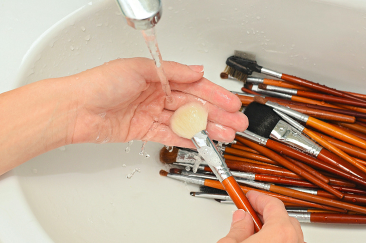Biết cách làm sạch cọ trang điểm đúng cách giúp cọ luôn mềm mại và bảo vệ làn da khỏi vi khuẩn.