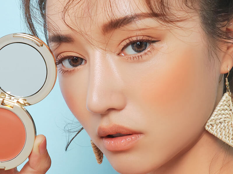 Chất liệu phấn má phù hợp sẽ giữ cho lớp trang điểm bền đẹp cả ngày dài.