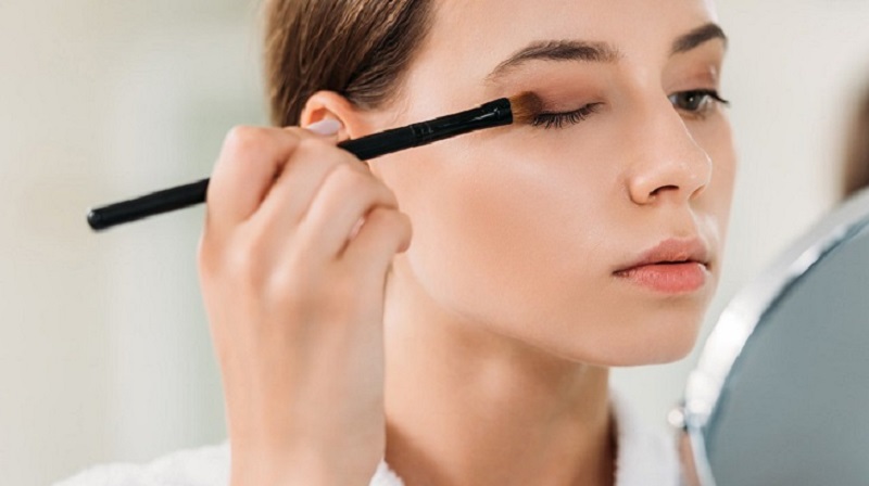 Thao tác tán phấn nhẹ nhàng theo từng lớp giúp màu mắt lên chuẩn và bền lâu.