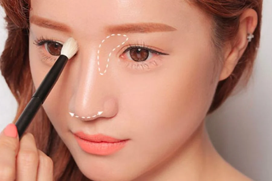 Kéo dáng má hồng lên thái dương kết hợp với lông mày có độ cong giúp diện mạo thanh thoát đáng kể.