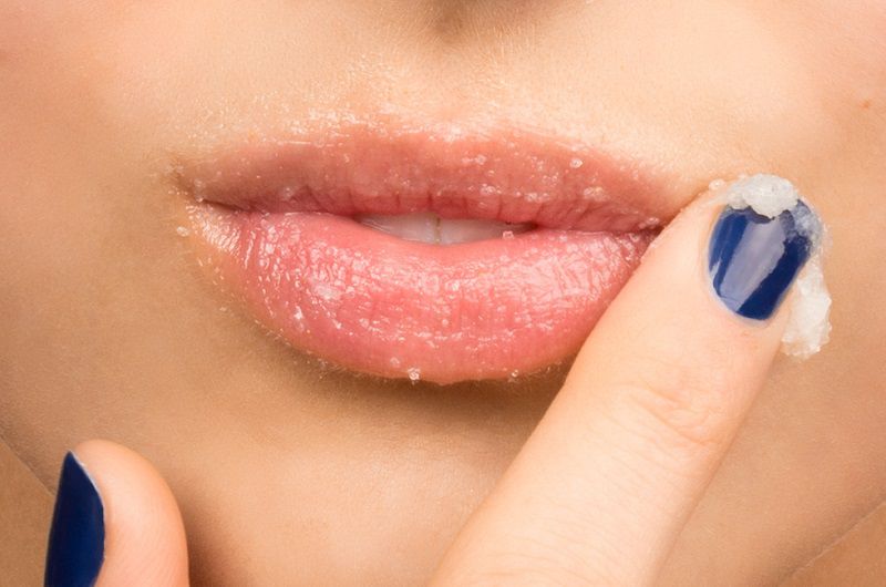 Sử dụng các nguyên liệu tự nhiên để tẩy tế bào chết cho môi nhẹ nhàng 1-2 lần/tuần.