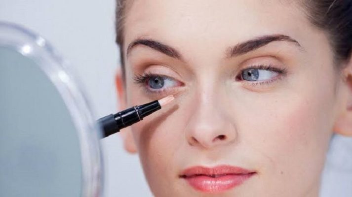 Cấp ẩm và dùng kem lót là bước nền tảng giúp lớp che khuyết điểm mịn màng.