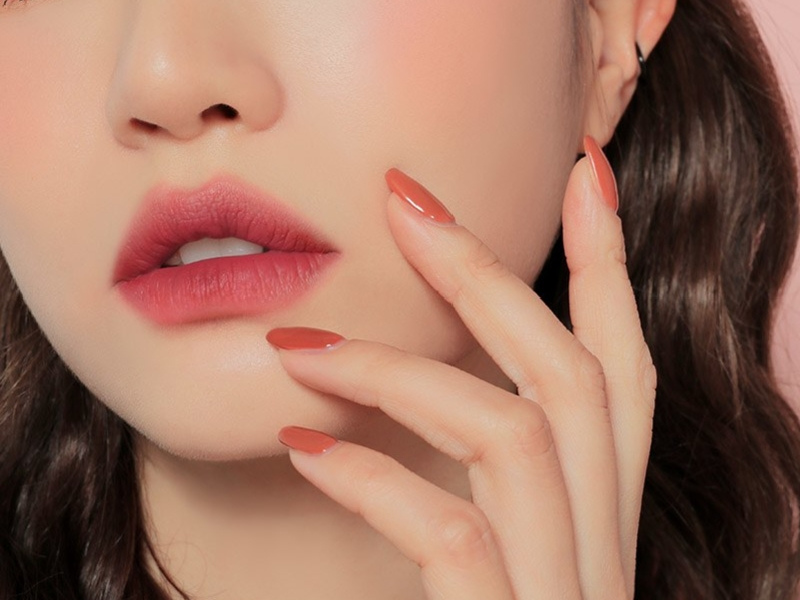 Dưỡng môi mềm mịn là bước đệm quan trọng giúp son lên màu tươi tắn.