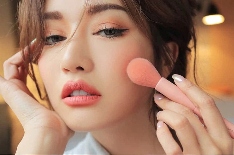 Đánh má hồng đúng kỹ thuật giúp định hình đường nét và cân bằng tỉ lệ khuôn mặt.