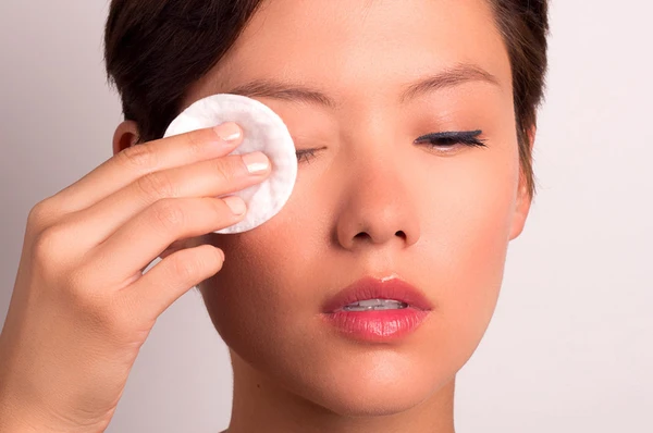 Tại Sao Lớp Makeup Đậm Lại Khó Tẩy Trang Và Dễ Gây Khô Da?